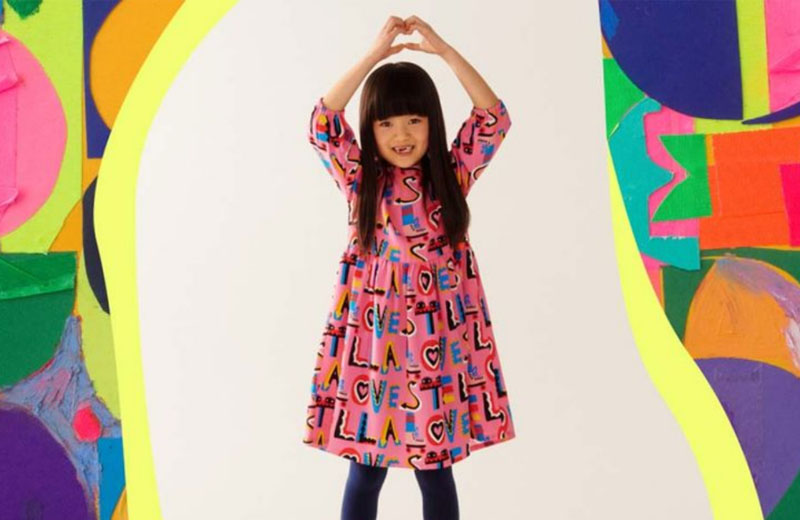 ハートマークを作る女児