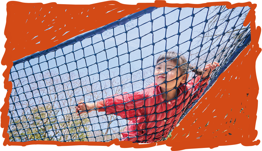 子供がロープのジャングルジムで遊んでいる写真